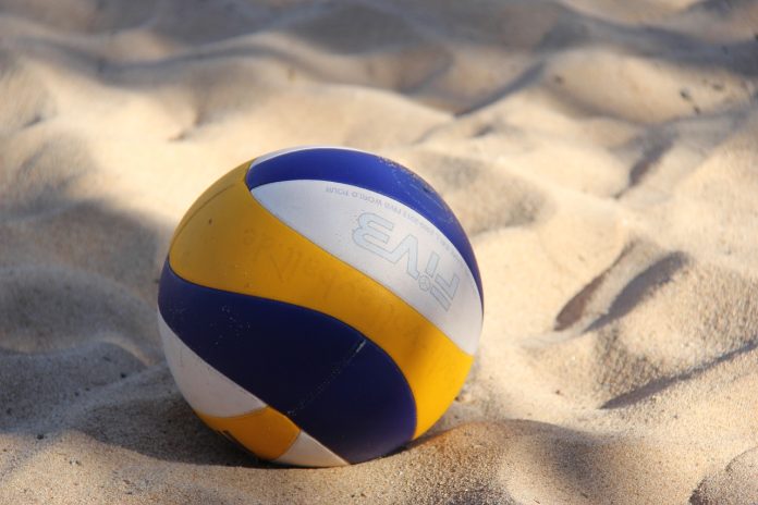 minge-volei-pe-plajă-imagine-de-wolfganggerth-de-la-Pixabay
