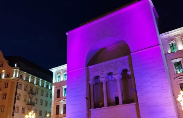opera-romana-din-timisoara-in-roz-si-albastru-620x400