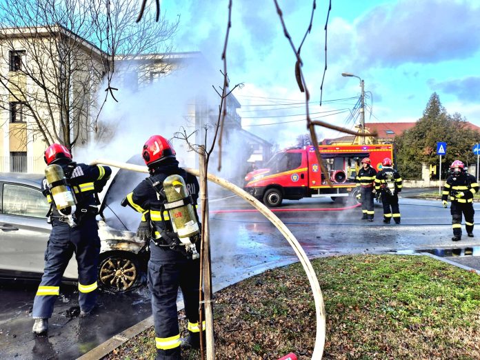 pompieri.incendiu.masina