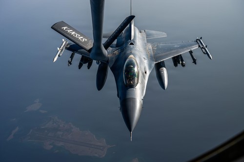Undisclosed Location, United States. 29 April, 2026. A U.S. Air Force F-16E Fighting Falcon aircraft, approaches to refuel from a KC-135 Stratotanker during a night-time patrol in support of Operation Epic Fury and the ceasefire agreement, April 29, 2026